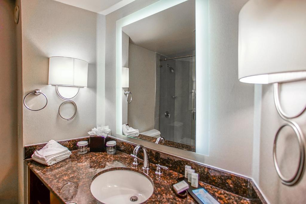 Ramada By Wyndham Southfield Hotel Bagian luar foto